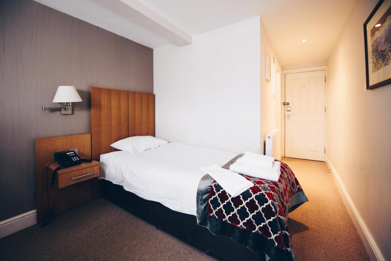 Fox Country Inn High Wycombe Bagian luar foto